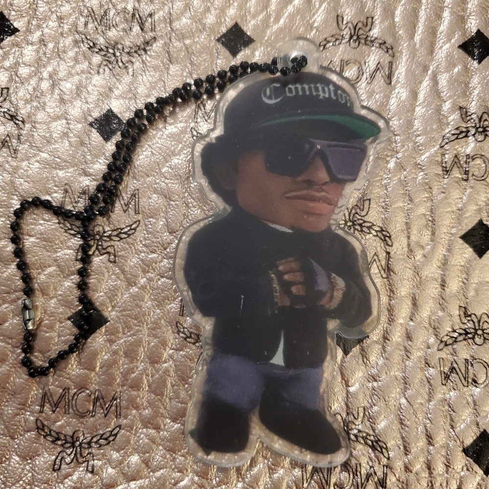 EASY E -NWA- RAPPERS OF THE 90'S DOUBLE-SIDED PENDENT/ KEY CHAIN - Picture 2 of 4